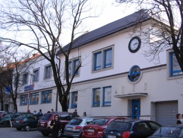 Zlaté Moravce – fasádne  hodiny na budove Slovenskej sporiteľne