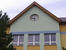 Štrba -  fasádne hodiny na budove základnej školy