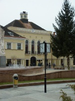 Michalovce – pešia zóna (v pozadí taktiež vežové hodiny)